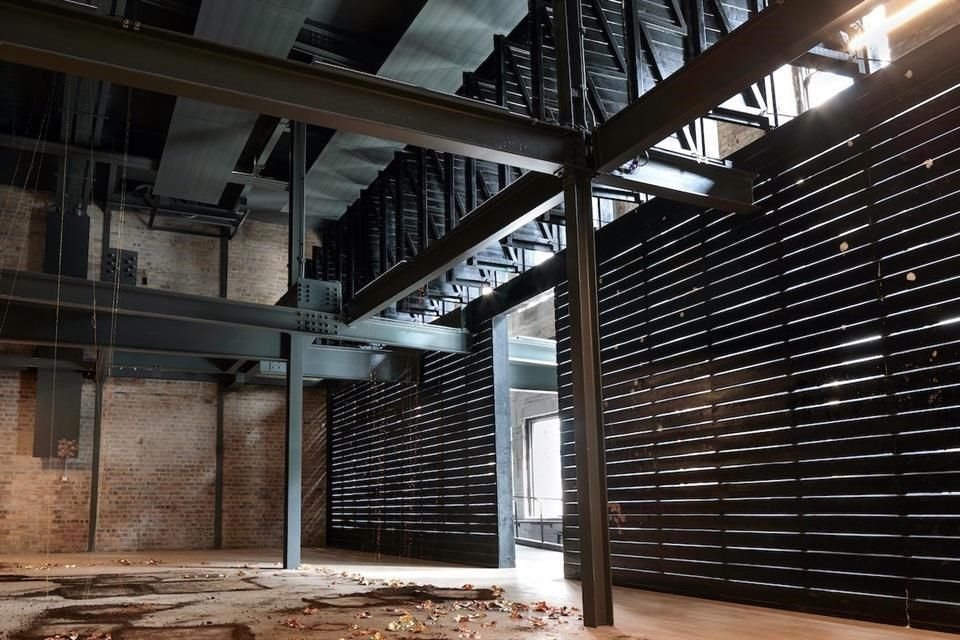 El espacio del almacén es un edificio con estructura de acero y revestimiento de ladrillos.