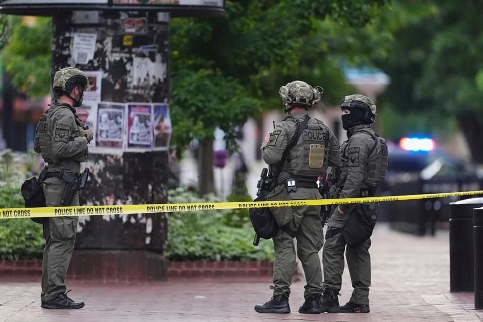 Autoridades investigan un ataque en un centro comercial al aire libre en Boulder, Colorado, el 1 de junio del 2025.