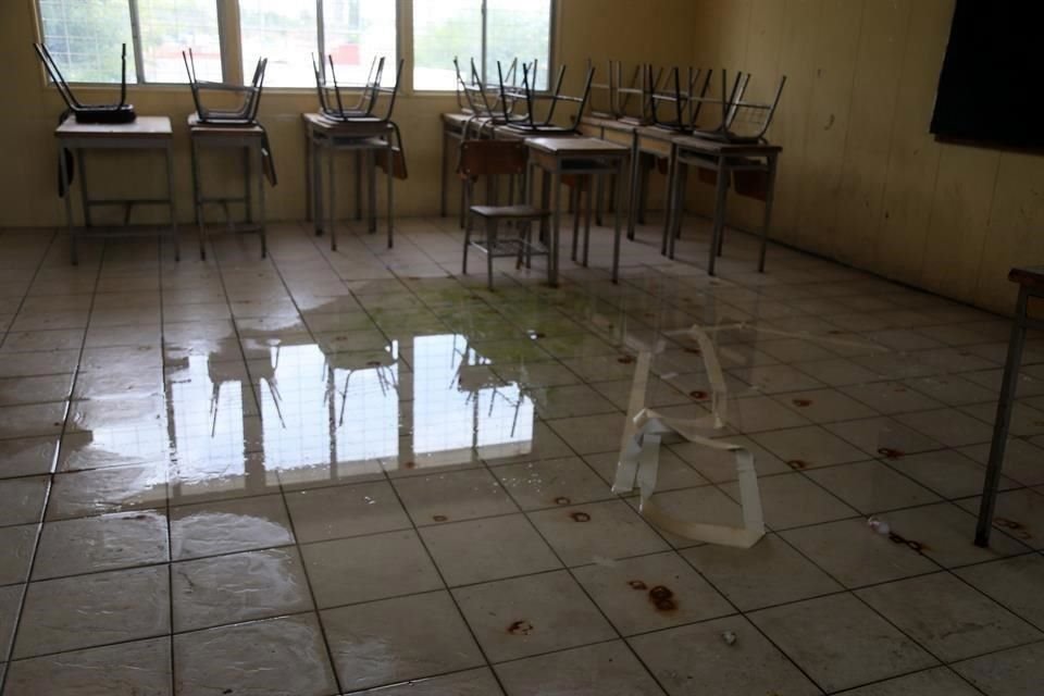 En la Primaria Guillermo González Camarena, de Santa Fe, Tlajomulco, se están inundando los salones.