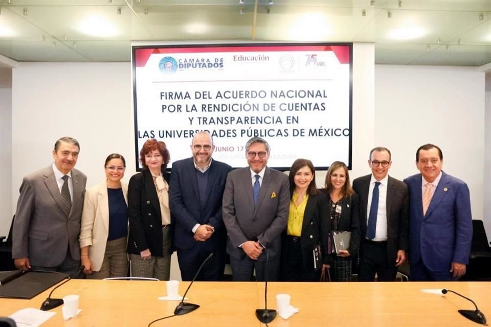El Acuerdo Nacional por la Rendición de Cuentas y la Transparencia fue firmado en la Cámara de Diputados.