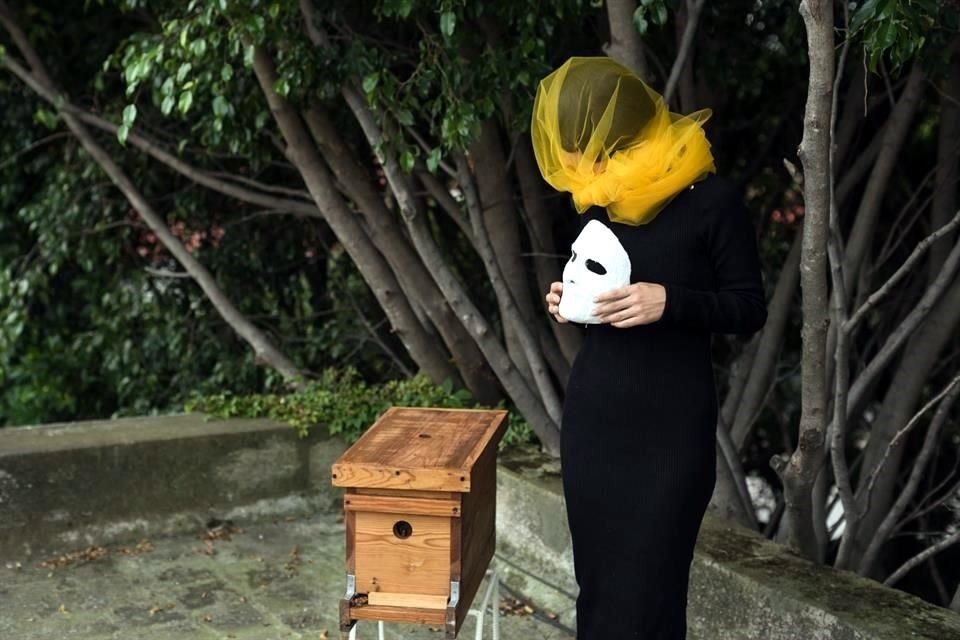 'Mujer Apis' es el proyecto con abejas que realiza en la azotea de su casa.