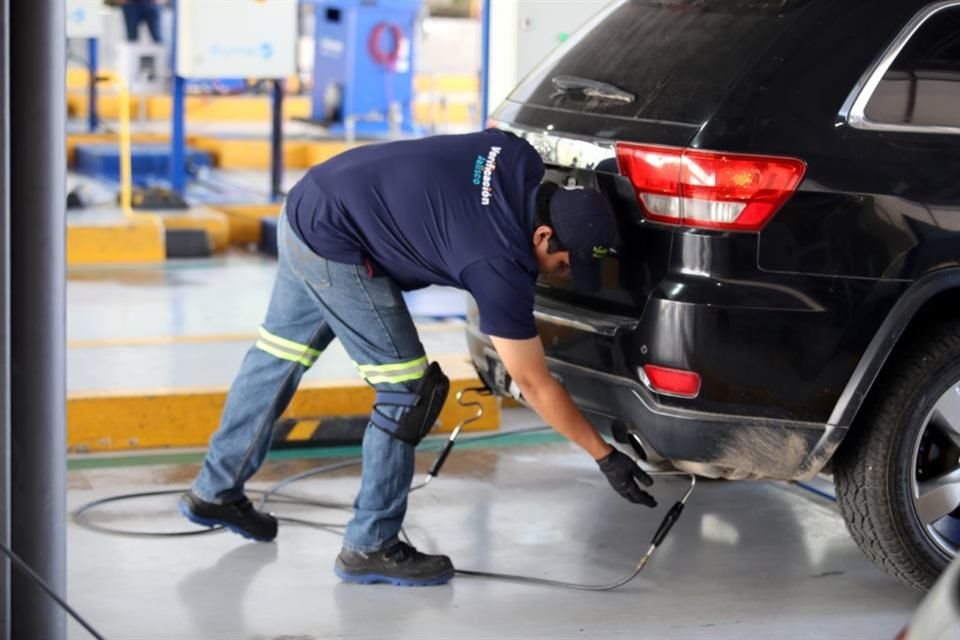 El Gobernador Pablo Lemus se opone a la propuesta de eliminar el programa de Verificación Vehicular gratuita.