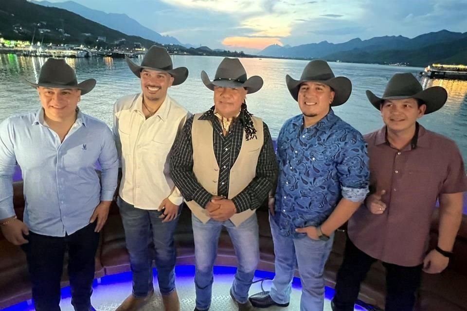 Lupe Esparza sorprendió al revelar que sería fantástico colaborar con Los Tigres del Norte.