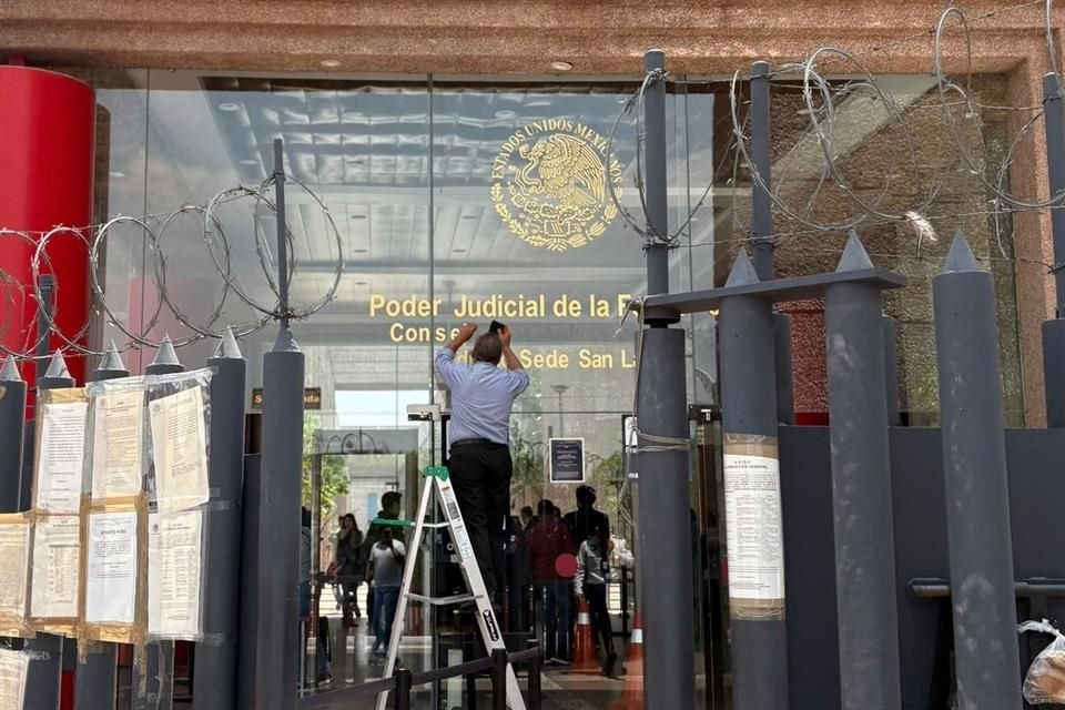 El logo del CJF fue borrado de edificio sede previo a ser reemplazado por el Tribunal de Disciplina y Órgano de Administración Judicial el próximo lunes.