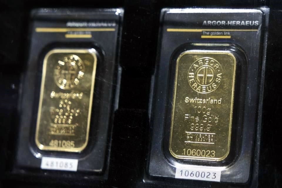 Lingotes de oro fabricados por la refinería suiza de oro Argor-Heraeus se exhiben en Berna, Suiza.