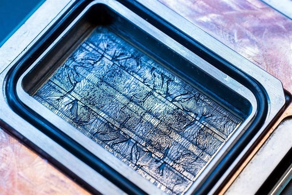 Microsoft ha demostrado una nueva forma de enfriar chips de silicio por medio de microfluidos. Los canales están grabados en el silicio que permiten que el líquido refrigerante fluya directo sobre el chip y elimine el calor de manera más eficiente.