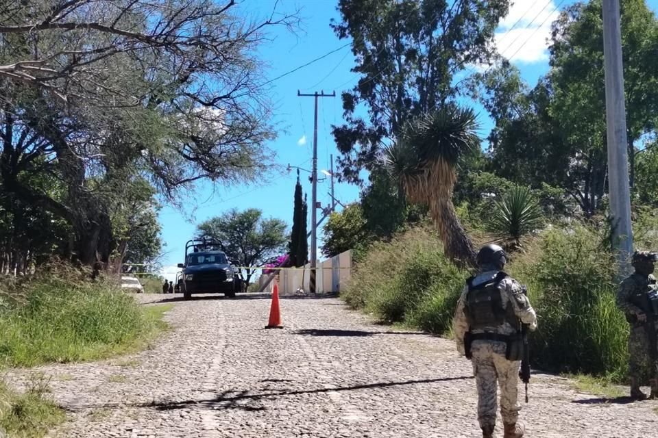 Por armas, cartuchos, una camioneta y objetos con las sigas del CJNG, se determinó que cinco abatidos en enfrentamiento en Teocaltiche pertenecían a ese grupo delictivo.