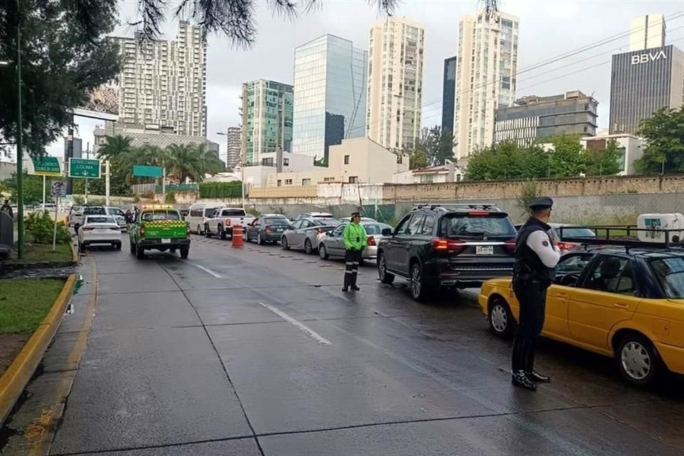 Ayer se inundó el cruce de las Avenidas Patria y Romanos. La Policía Vial informó que durante algunas horas cerró la circulación en dirección oriente-poniente