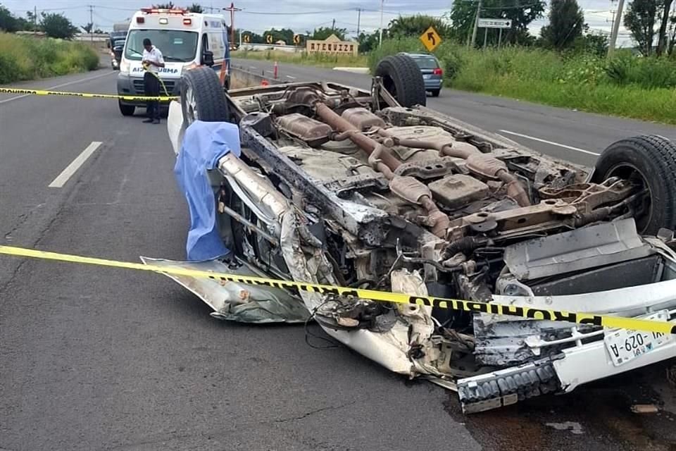 Un hombre perdió la vida este domingo luego de que el vehículo compacto que conducía volcara sobre la carretera Santa Rosa-La Barca.