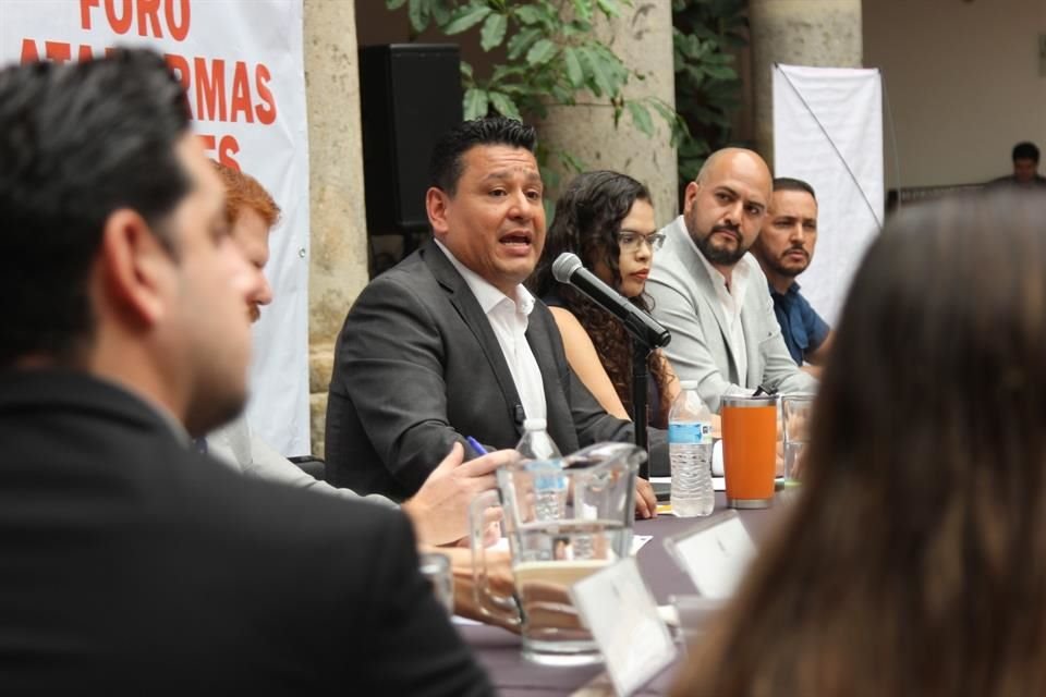 Mesa de trabajo sobre propuesta de Ley de Rentas del Estado, encabezada por diputado Omar Cervantes.