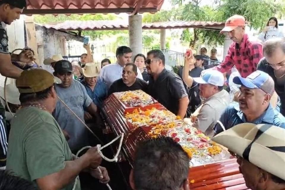 El cuerpo del sacerdote Bertoldo Pantaleón fue enterrado en el panteón de su natal Changata, en la Tierra Caliente de Guerrero.