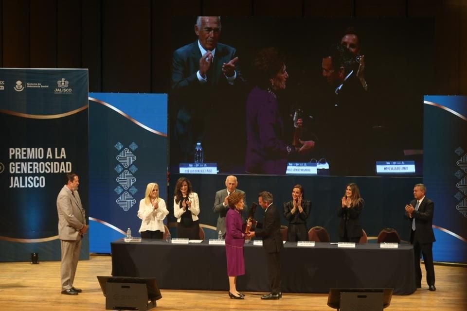 Margarita Aranguren de Alfaro recibió el Premio a la Generosidad Jalisco en la categoría Benefactora social, de manos del Gobernador Pablo Lemus Navarro.