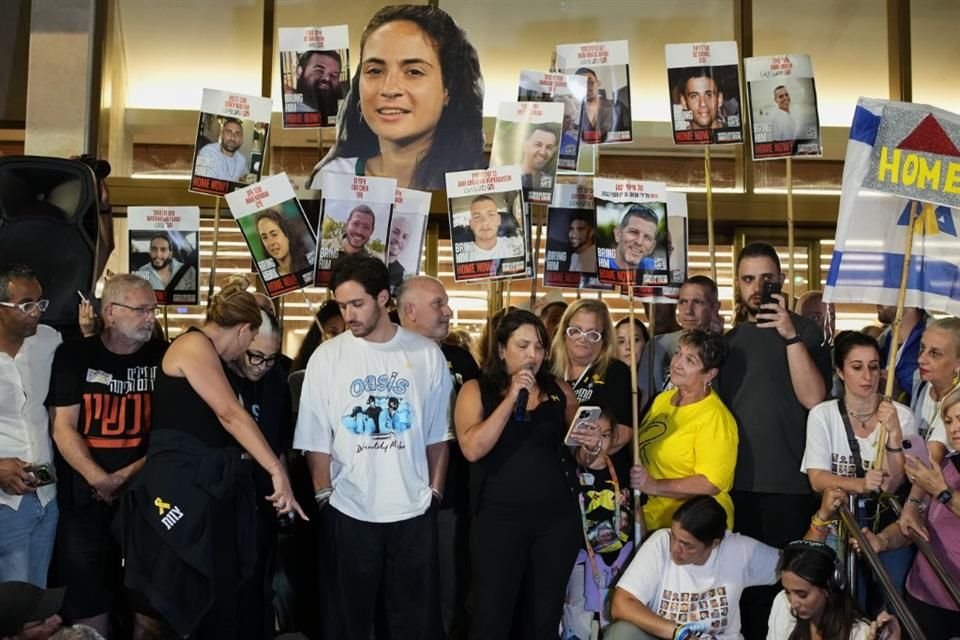 Gamiliares y simpatizantes de rehenes israelíes retenidos sostienen carteles con retratos de sus seres queridos tras el anuncio de la primera fase de un plan de paz.