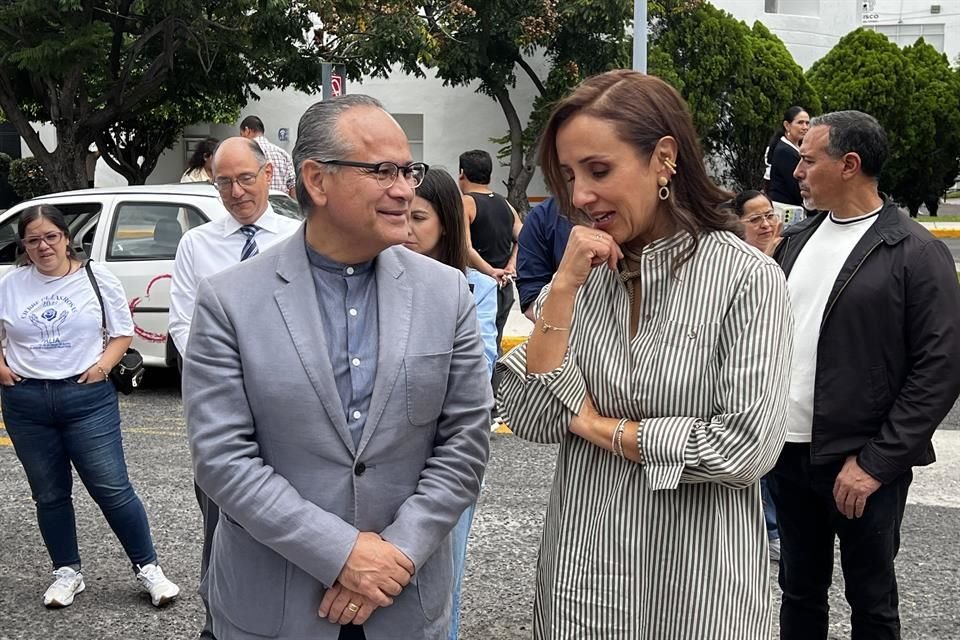 Héctor Raúl Pérez Gómez, secretario de Salud, y María Elena Villa, presidenta del DIF Jalisco.