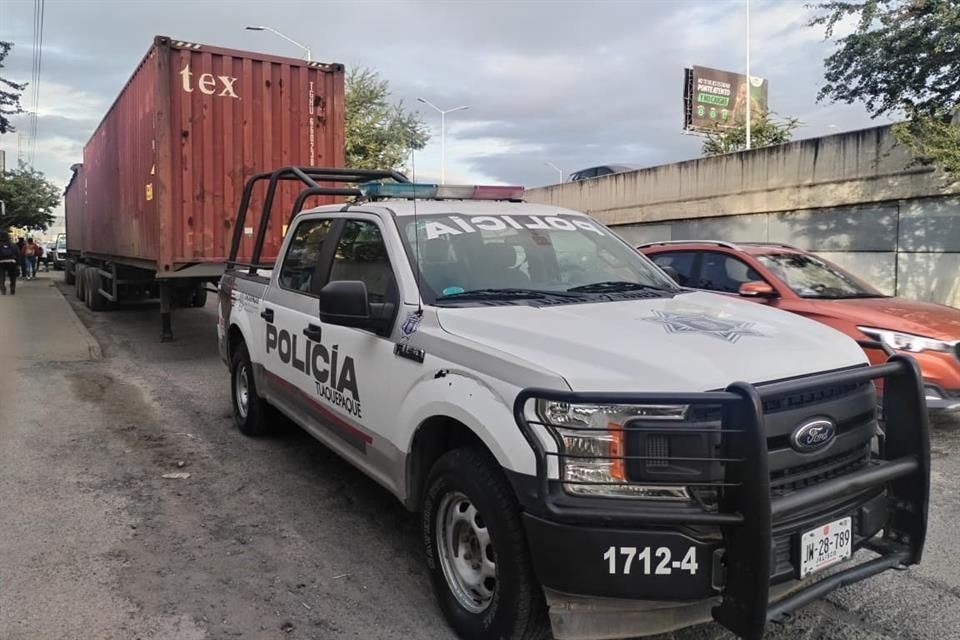 Al arribar, oficiales confirmaron que las placas coincidían con las reportadas como robadas, procediendo a su aseguramiento.