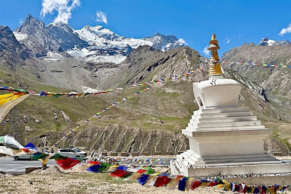 Ladakh, das „Dach der Welt“, heißt Reisende inmitten von Gletschern, Klöstern und alten Tälern willkommen, wo der Himmel die Erde zu berühren scheint.