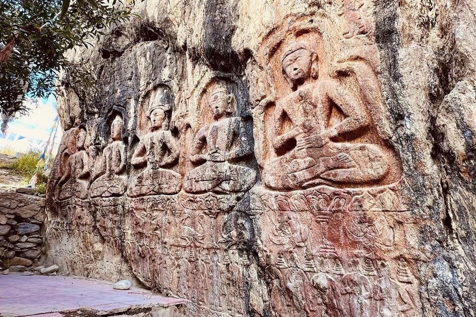In den Fels gehauene Buddhastatuen, 5. Jahrhundert n. Chr., in Padum, Zanskar-Tal.