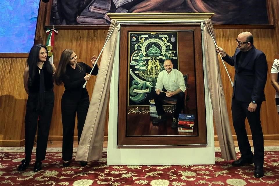 La Rectora de la UdeG, Karla Planter, develó el cuadro de su predecesor Ricardo Villanueva, pintado por la artista tapatía Patricia Sánchez.