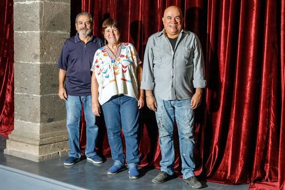 Javier Serrano, Olga Valencia, fundadores do Teatro El Venero, e Cuauhtémoc Íñiguez, dramaturgo e diretor.