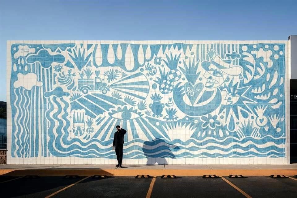 Claudio Limón em frente ao mural 'Constelação Infinita' na fábrica de tequila Don Julio em Atotonilco.