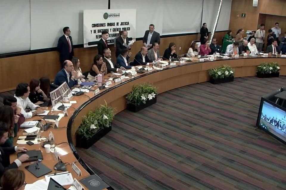 Diputados aprobaron en comisiones la reforma a la Ley de Amparo pese a advertencias de expertos sobre riesgos durante audiencias.
