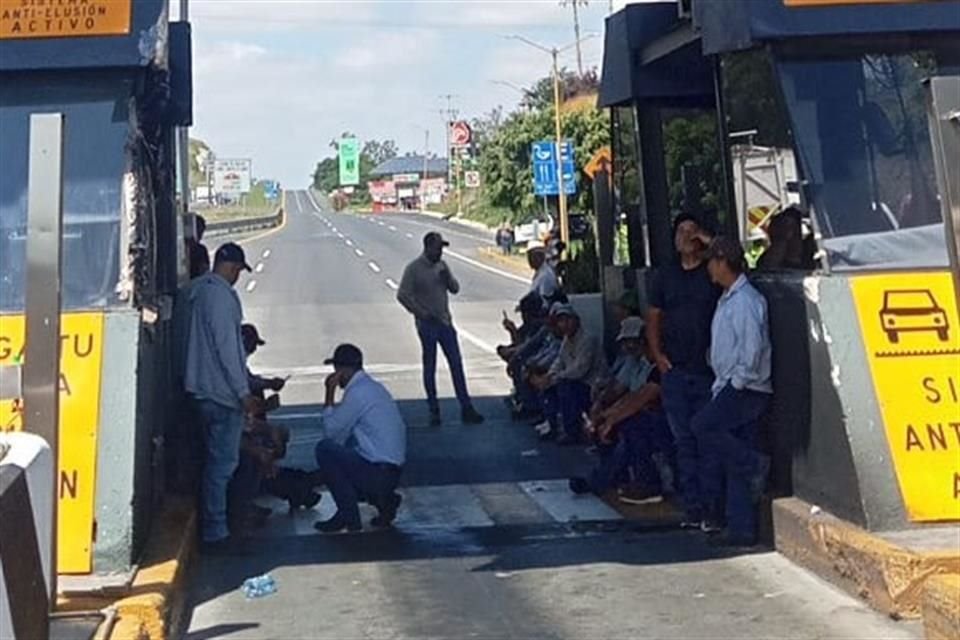 Productores de maíz tomaron la caseta de Ocotlán para exigir precio de garantía, 7 mil 200 pesos mínimo por tonelada.
