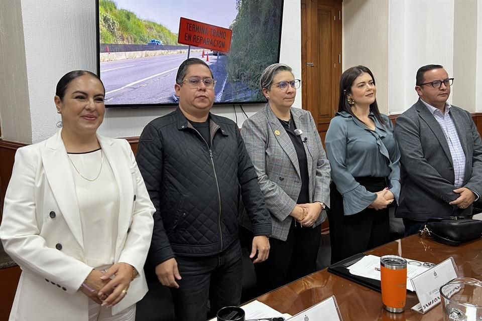 Alcaldes de 'La Chona', Lagos de Moreno, Jalostotitlán y Ojuelos, piden a la Federación reparar la vía que va de Zapotlanejo con Los Altos.