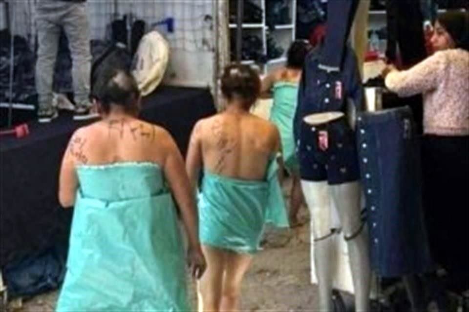 Las tres mujeres acusadas de robar mercancía fueron obligadas a caminar solo con una bolsa de plástico para cubrirse el cuerpo en San Martín Texmelucan, Puebla.