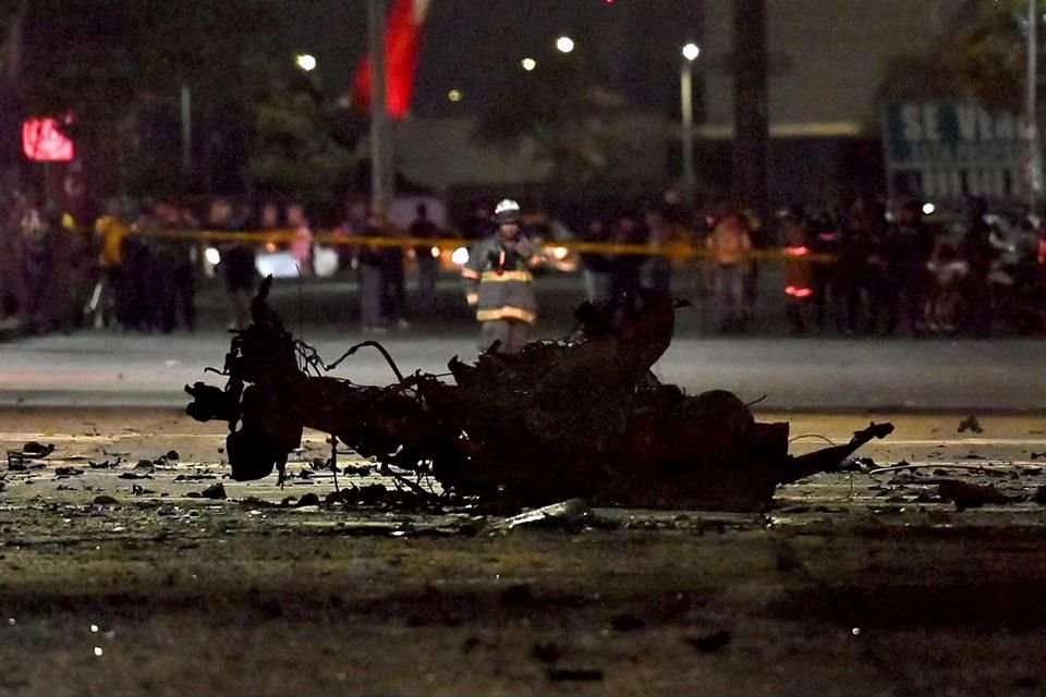 Los restos de un presunto carro bomba en Guayaquil, el 14 de octubre del 2025.