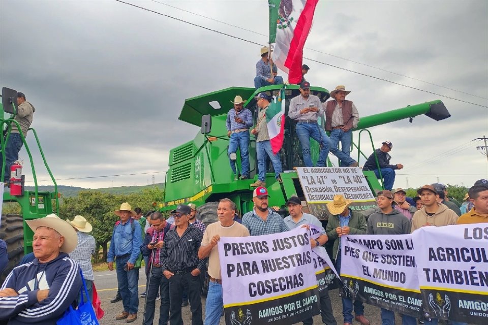 Limoneros de Michoacán participaron en la protesta nacional de ayer organizada por el sector agrícola.