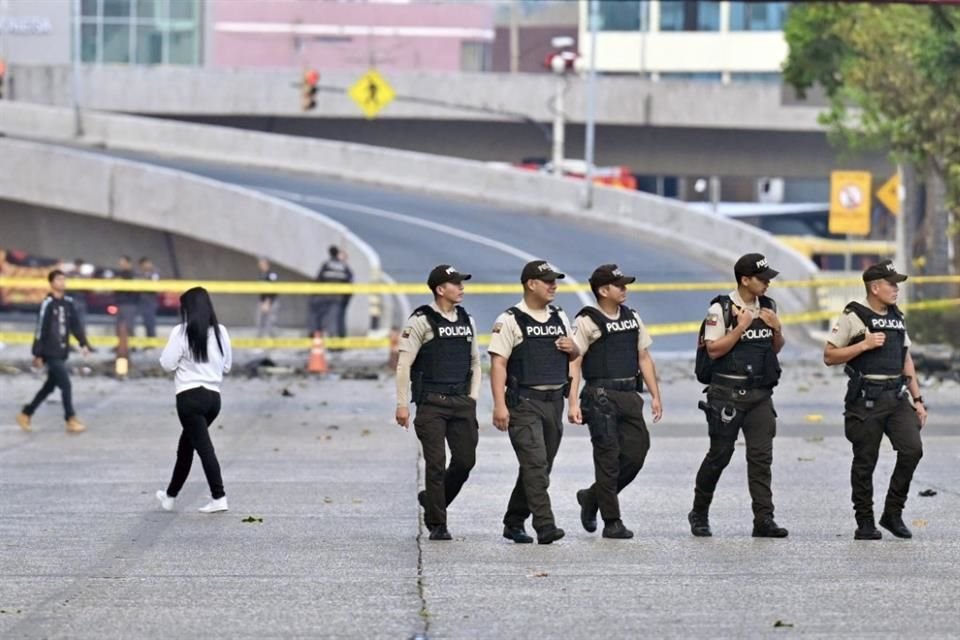Policías patrullan el sitio de una explosión de un carro bomba en Guayaquil, el 15 de octubre, en Ecuador.