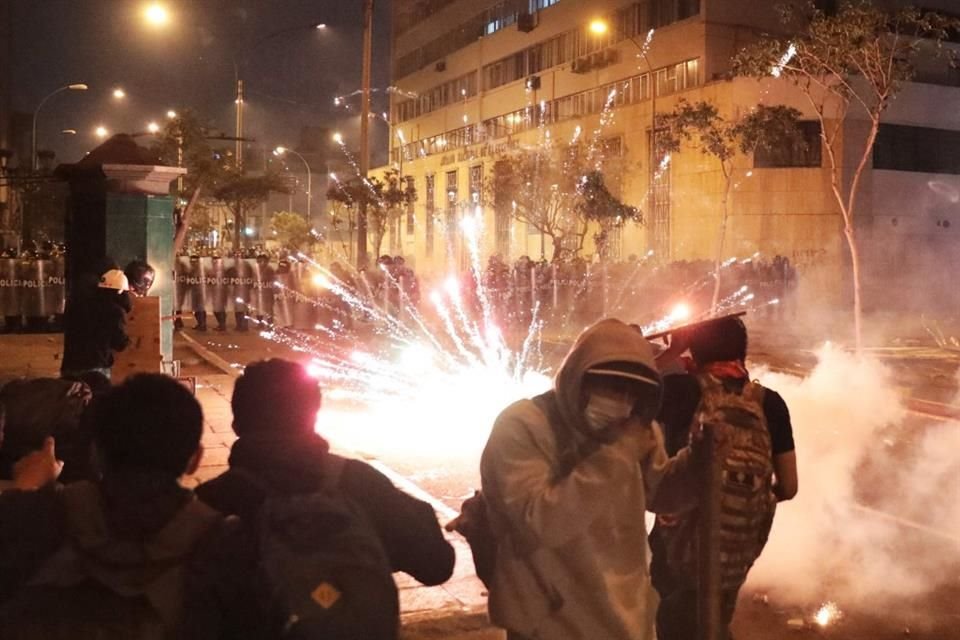Manifestantes chocan con policías durante una protesta en Lima, el 15 de octubre del 2025.