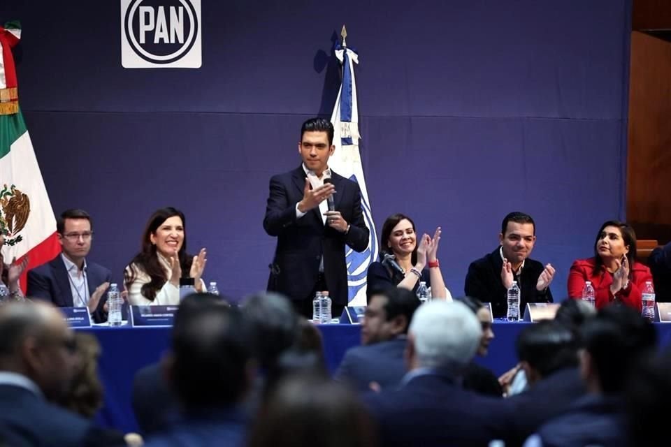 El dirigente nacional del PAN se reunió con senadores, diputados y liderazgos del partido para presentar el plan.