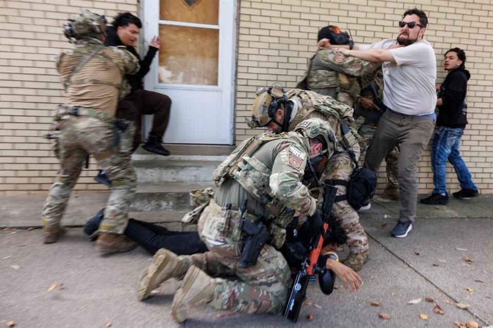 Agentes de ICE detienen a un manifestantes que buscaba impedir una redada en Chicago, el 14 de octubre.