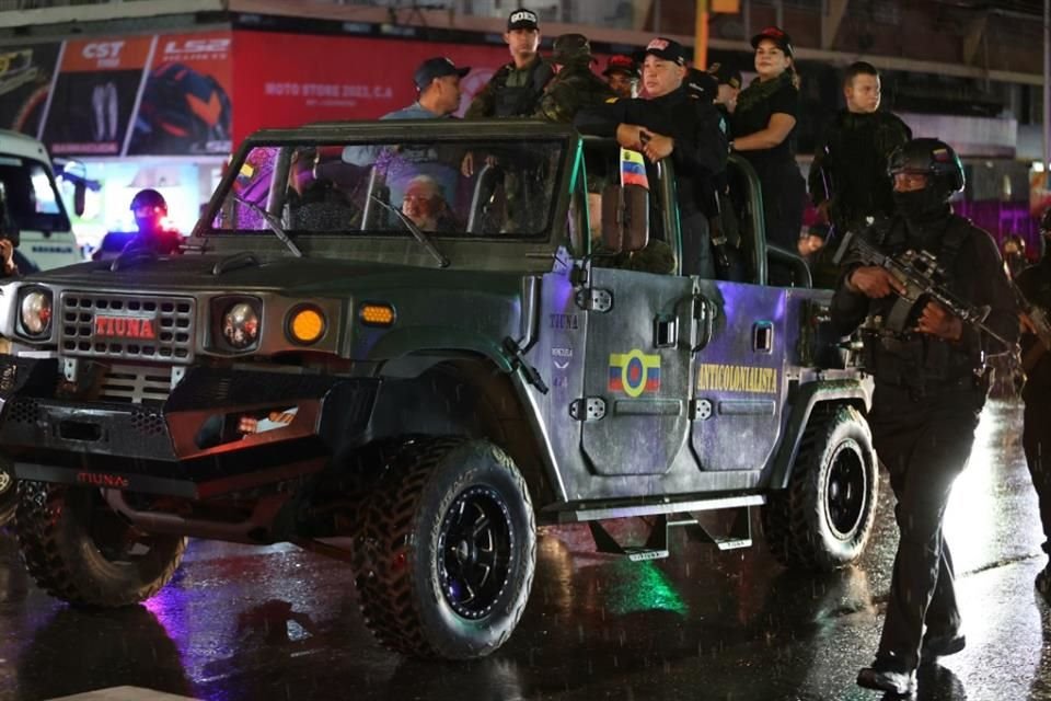 Integrantes de fuerzas de seguridad y diputados trasladándose a bordo de un vehículo militar durante los ejercicios militares 'Plan Independencia 200', el 15 de octubre de 2025.