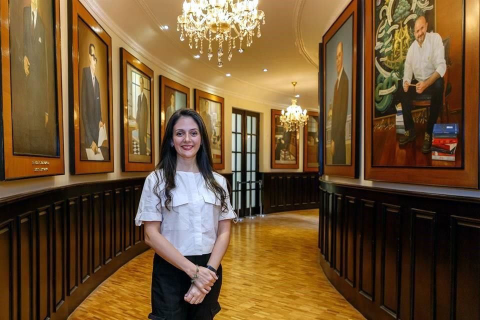 Patricia Sánchez Saiffe is the author of the portrait of Ricardo Villanueva that hangs in the Rectors' Hall of the Enrique Díaz de León Auditorium.