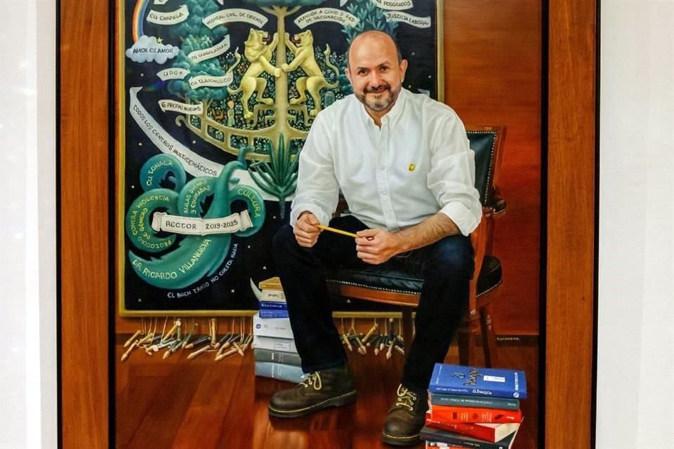 Loaded with symbolism is how this piece by the Guadalajara artist was created.