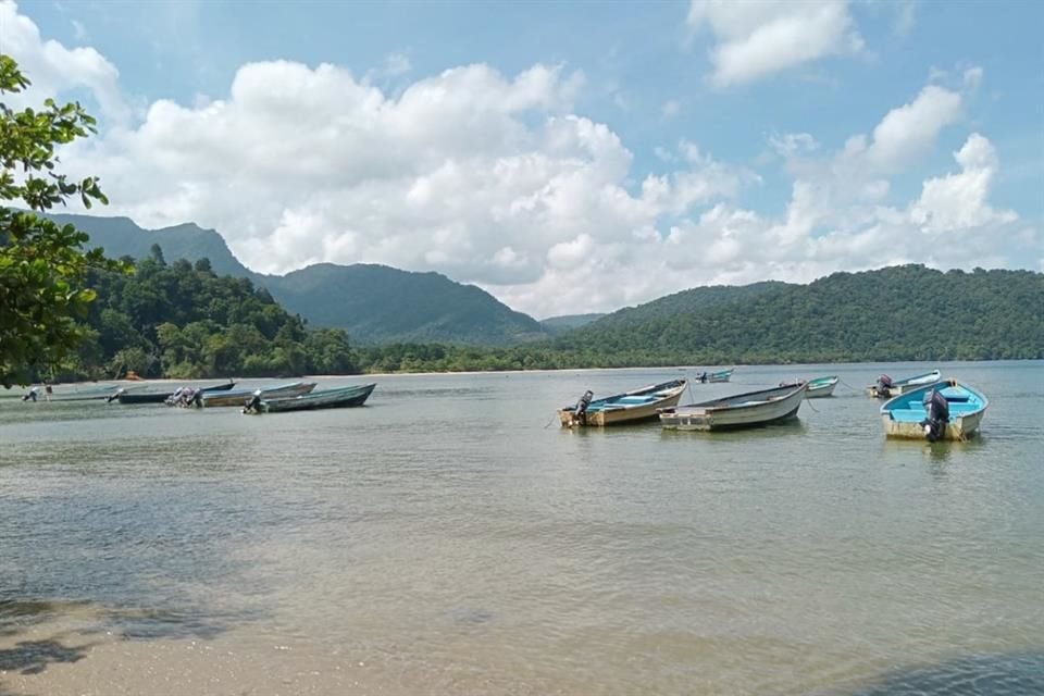 Botes en la costa de Bahía de la Cueva en Trinidad y Tobago, el 16 de octubre.