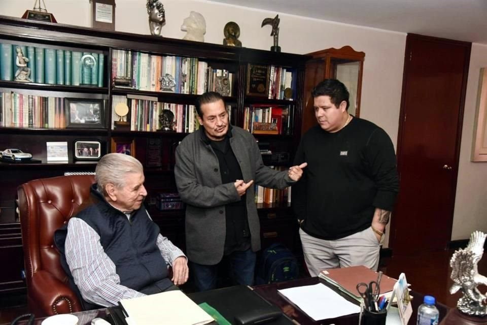 En agosto del 2024, Juan Huerta (centro) y Nazario Ramírez (der.) se reunieron con Carlos Aceves (izq.), secretario general de la CTM a nivel nacional.