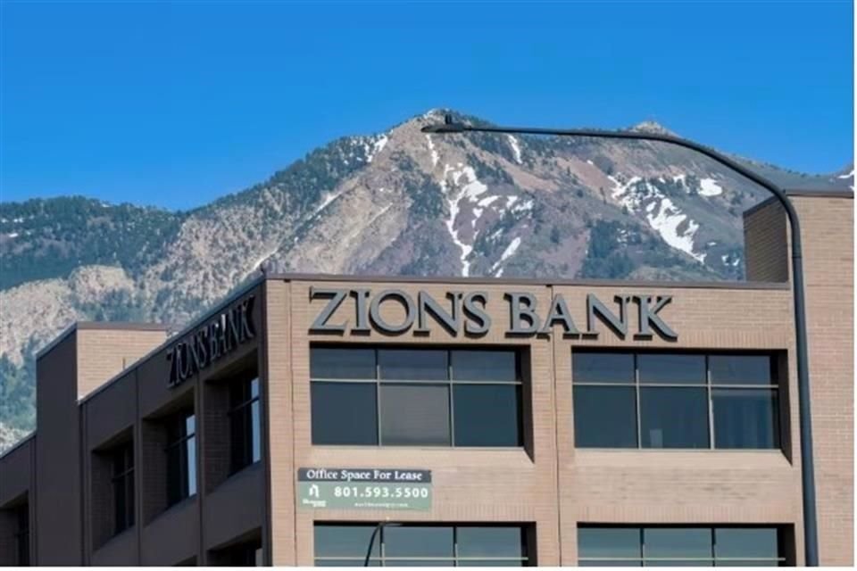 Las acciones de Zions Bancorporation, que el jueves reveló pérdidas vinculadas a dos préstamos comerciales e industriales, avanzaban un 6.4%.