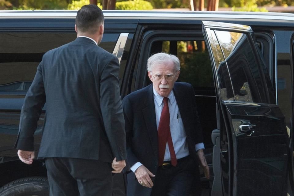 El ex asesor de Donald Trump, John Bolton, se declaró no culpable de enviar por correo información clasificada a miembros de su familia.