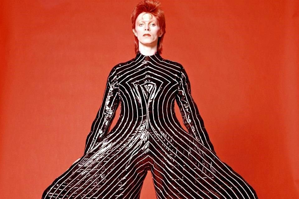 Una exposición en Londres permite a fans admirar y tener en sus manos miles de artículos de David Bowie.