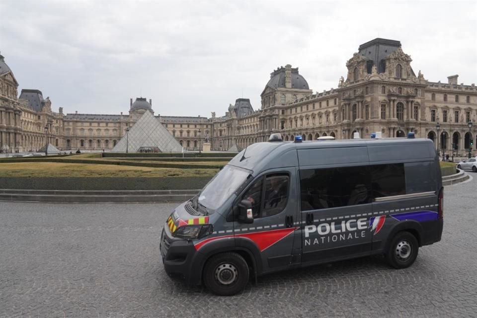 Dei ladri sono entrati nel Museo del Louvre a Parigi attraverso una finestra e hanno rubato gioielli di valore inestimabile prima di fuggire in motocicletta.