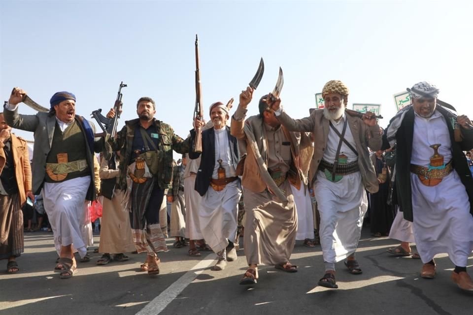 Partidarios de los hutíes en Yemen al enterarse de que Israel y Hamas han acordado un cese al fuego, en Saná, Yemen, el 10 de octubre del 2025.