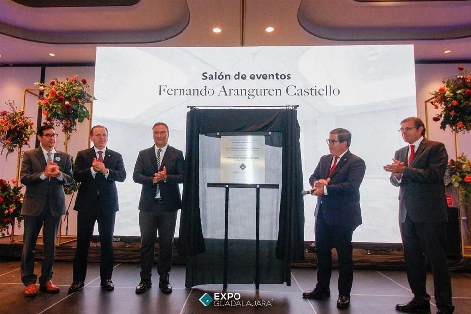 La placa del Salón de Eventos Fernando Aranguren Castiello, en Expo Guadalajara, fue develada por el presidente del recinto, José Andrés Orendáin de Obeso (micrófono).