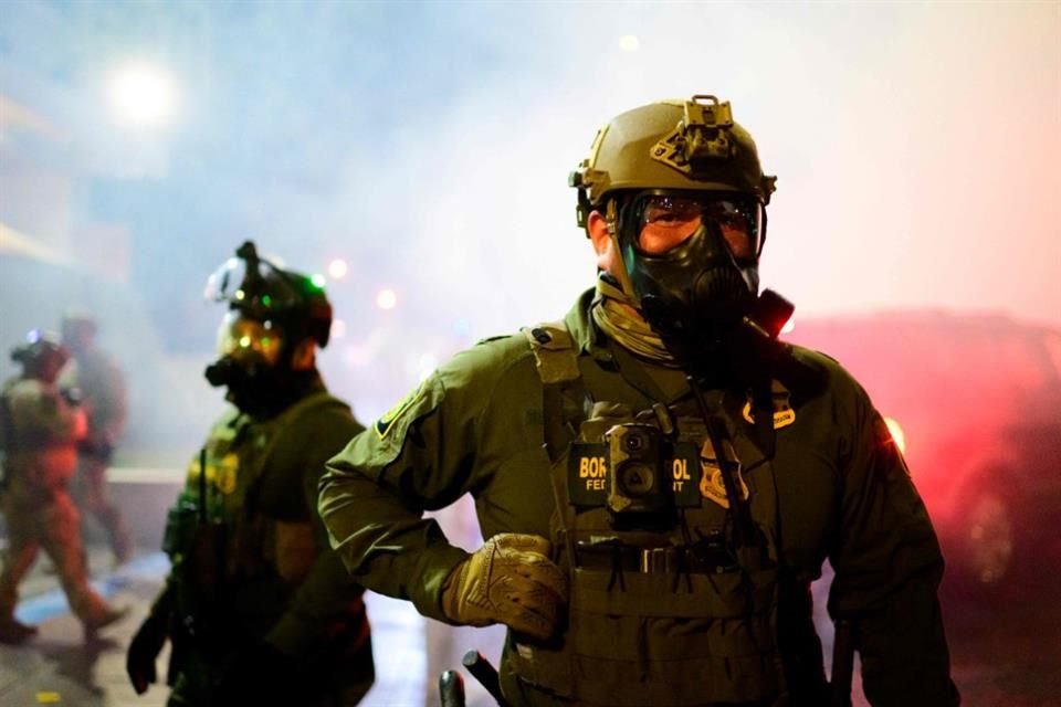 Agentes durante una protesta en Portland, el 18 de octubre del 2025.
