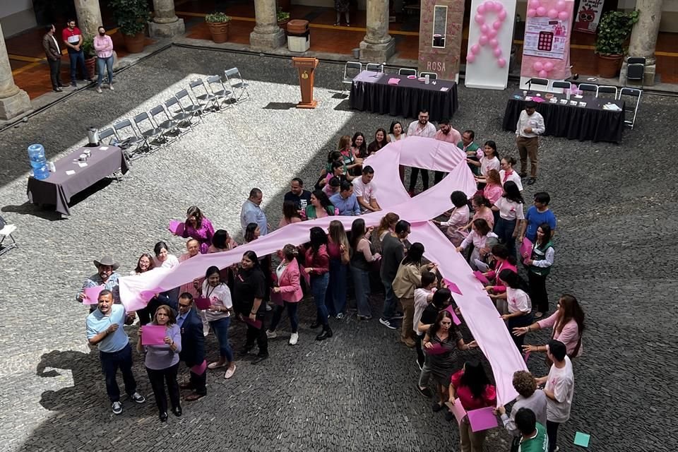 La diputada morenista Candelaria Ochoa, encabezó en el Congreso local una jornada de sensibilización sobre el cáncer de mama.
