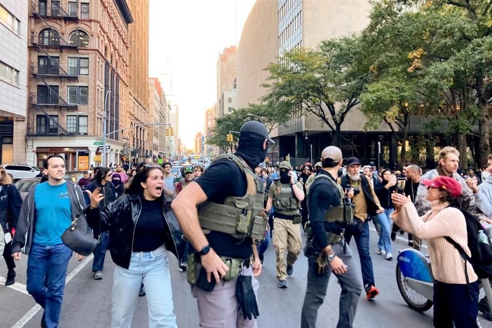 Cientos de neoyorquinos confrontaron a agentes del ICE, quienes hacían una redada contra vendedores en la famosa Canal Street.