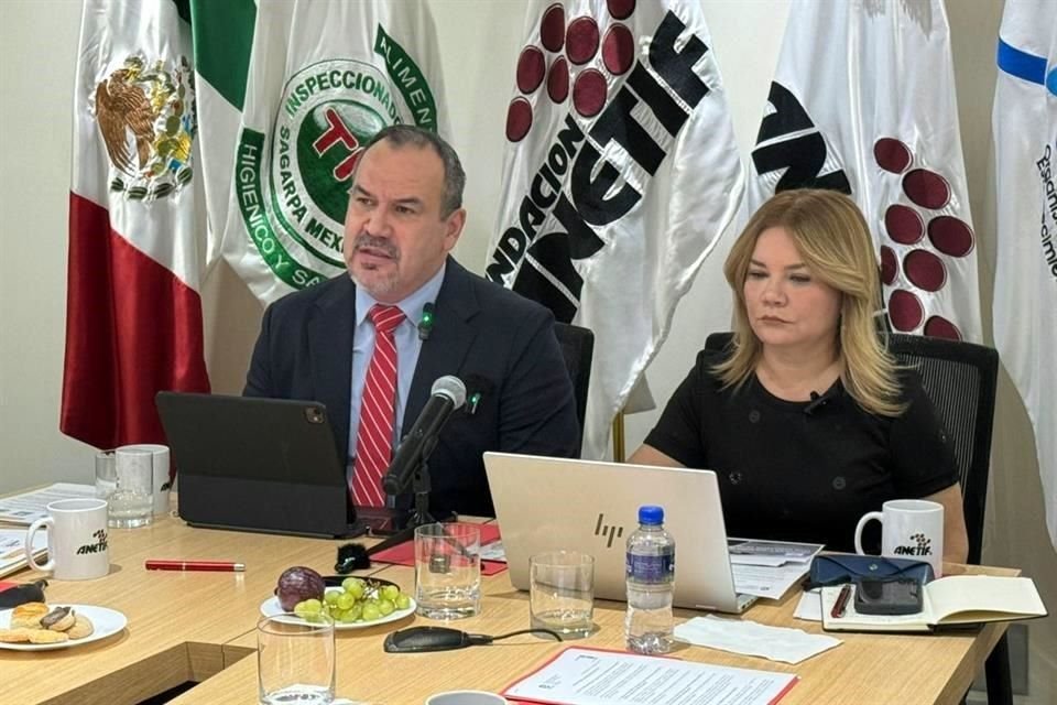Alonso Fernández, presidente de ANETIF, y Gabriela Espinosa, presidenta de INFARVET.