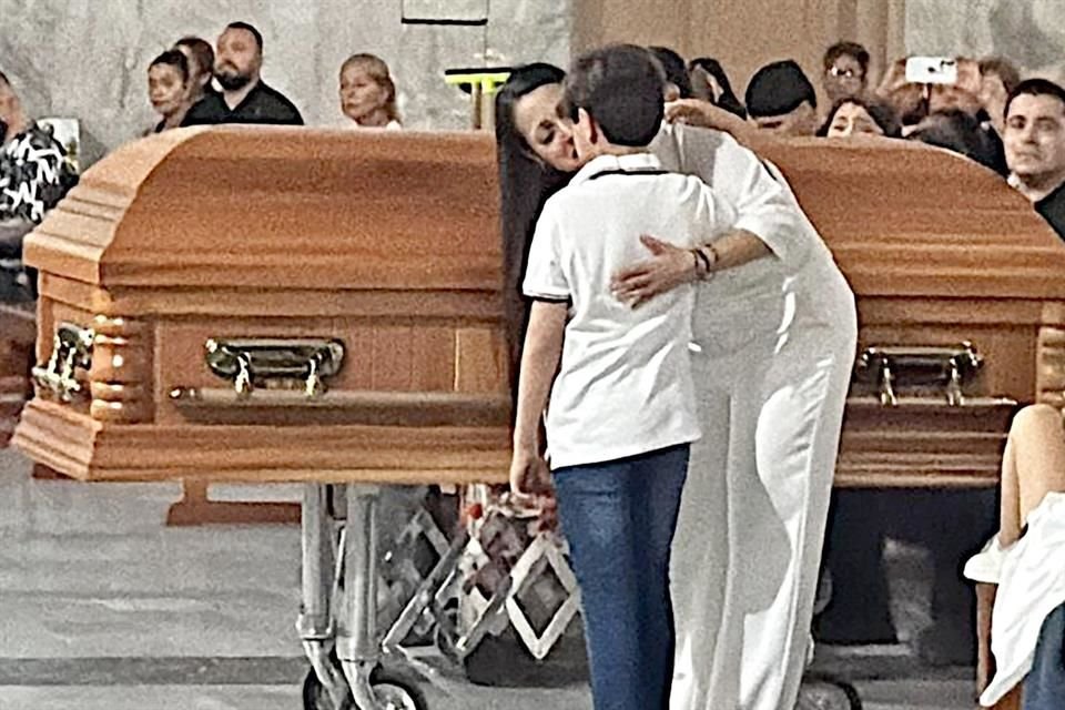 Bernardo Bravo (recuadro), de 40 años, asesinado el lunes en Apatzingán fue despedido por su hijo, familiares y productores de limón.